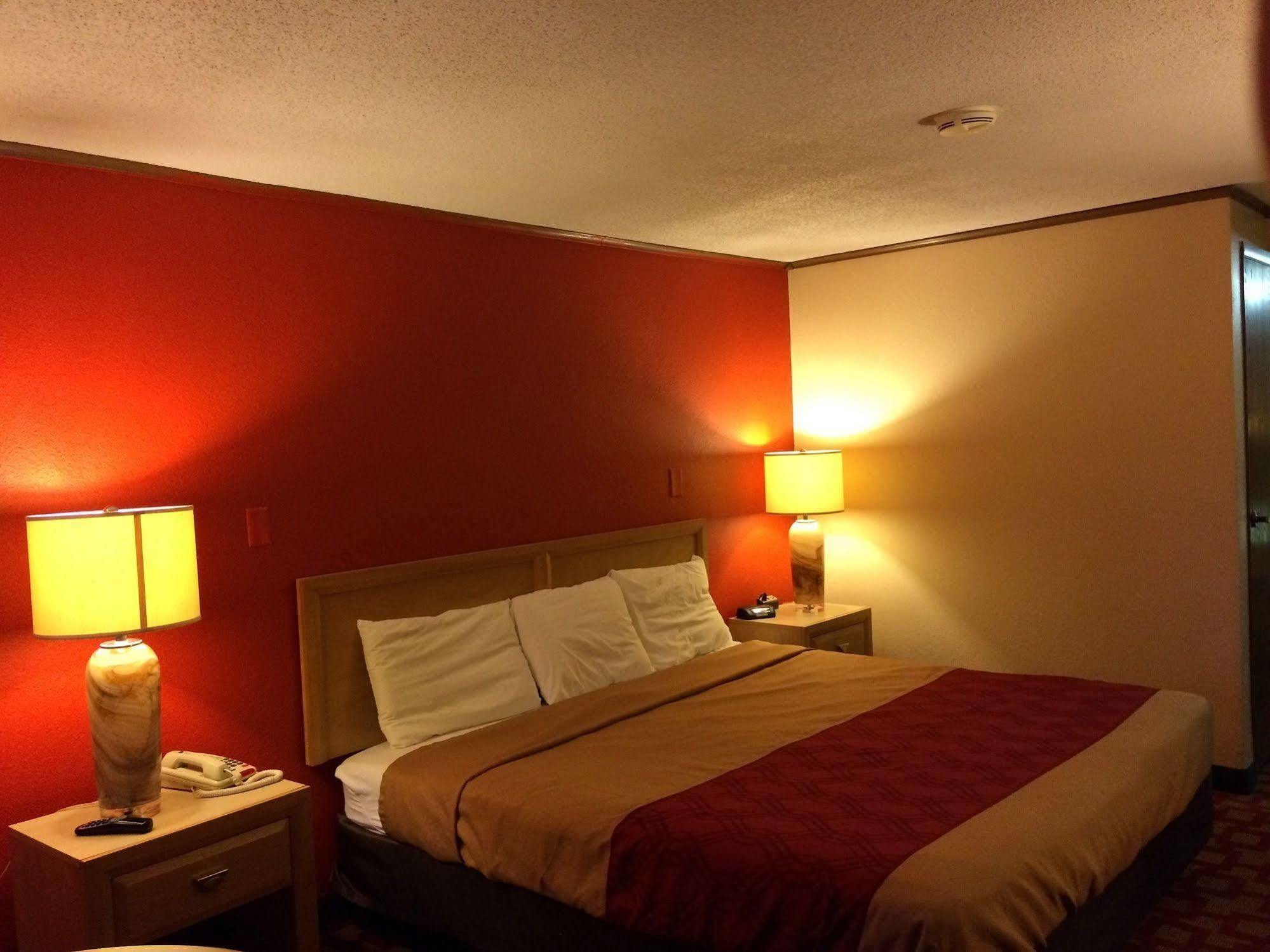Econo Lodge Norwalk Ngoại thất bức ảnh